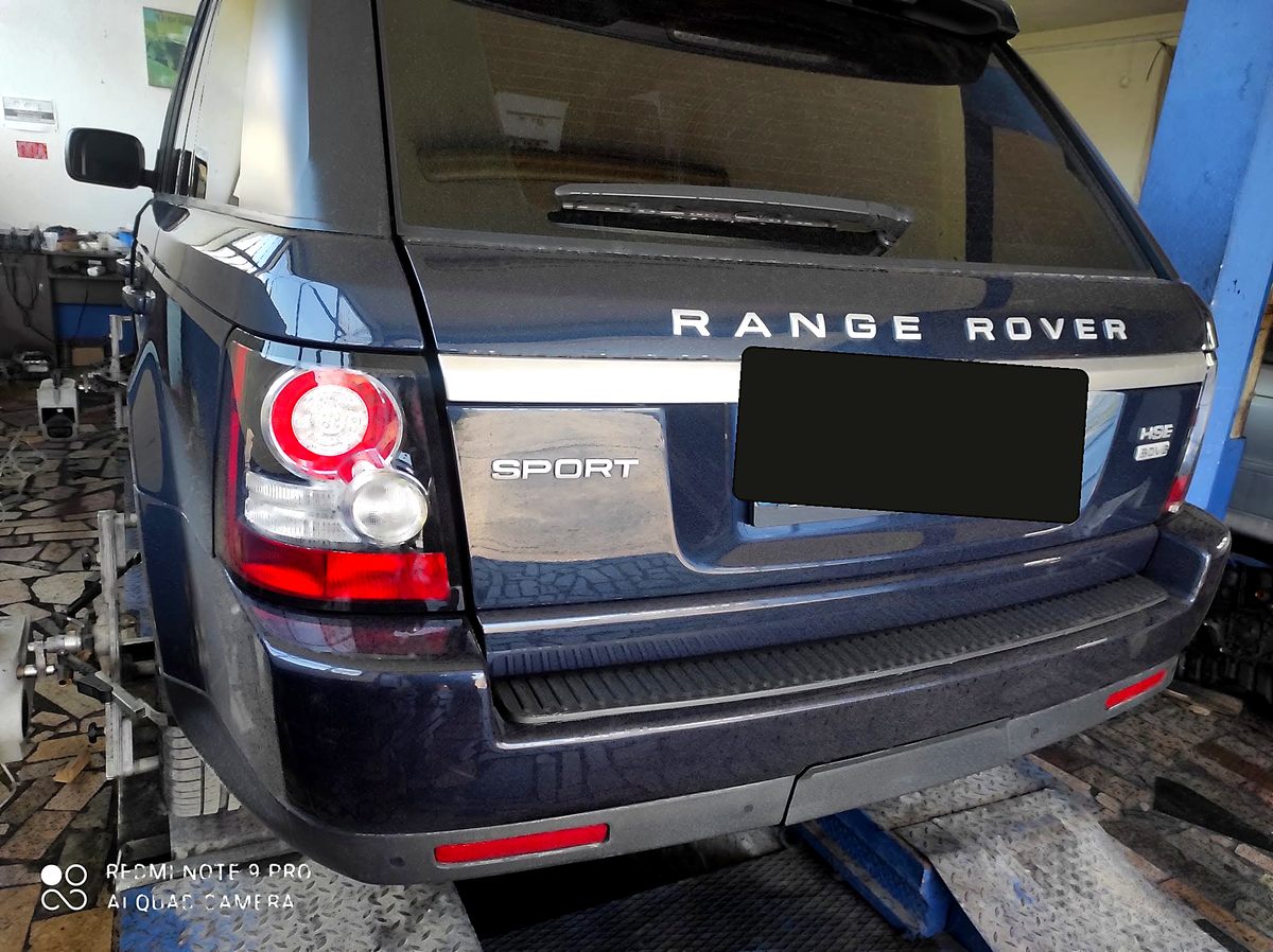 Range Rover Sport на рампата за центрирање