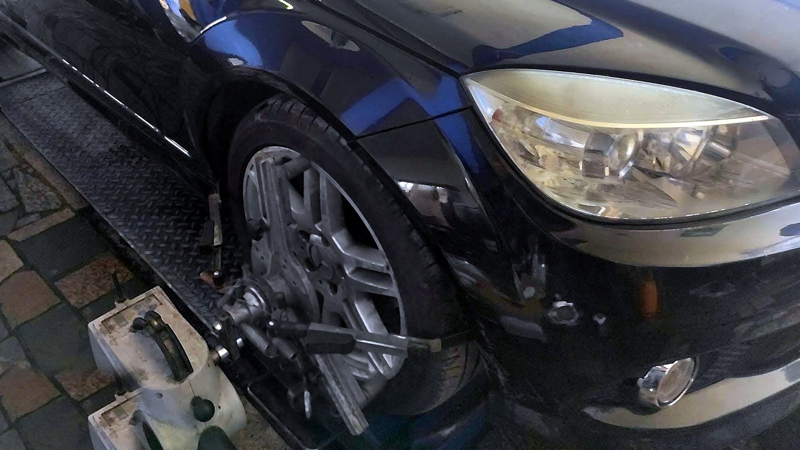 Мерна глава монтирана на предното тркало на Mercedes C-класа